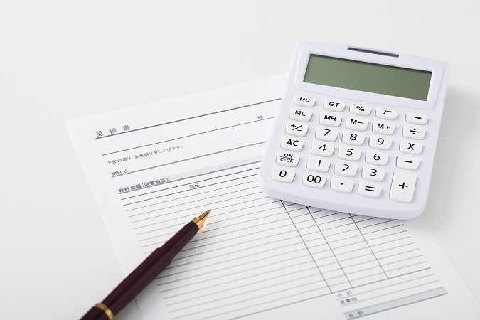 お見積書と白電卓